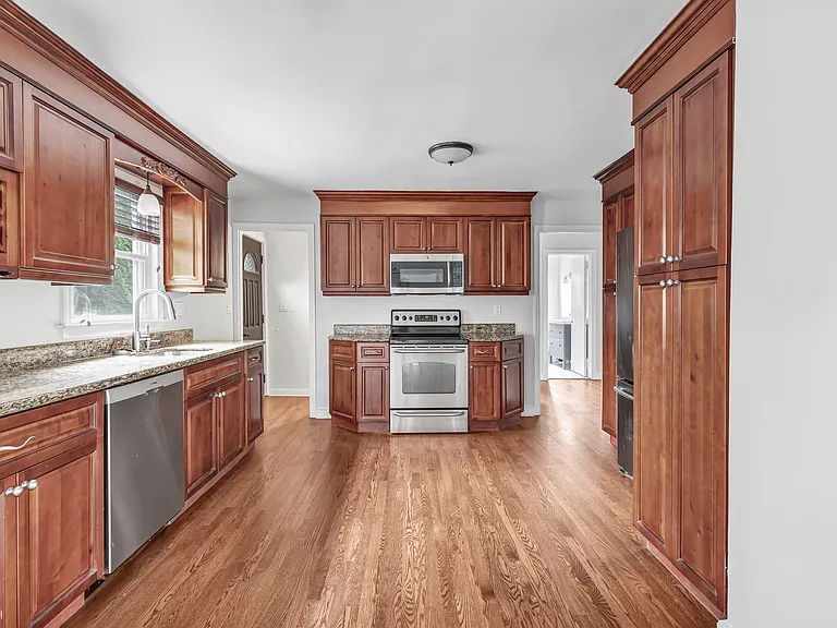 215 Bennett St — Photo 10