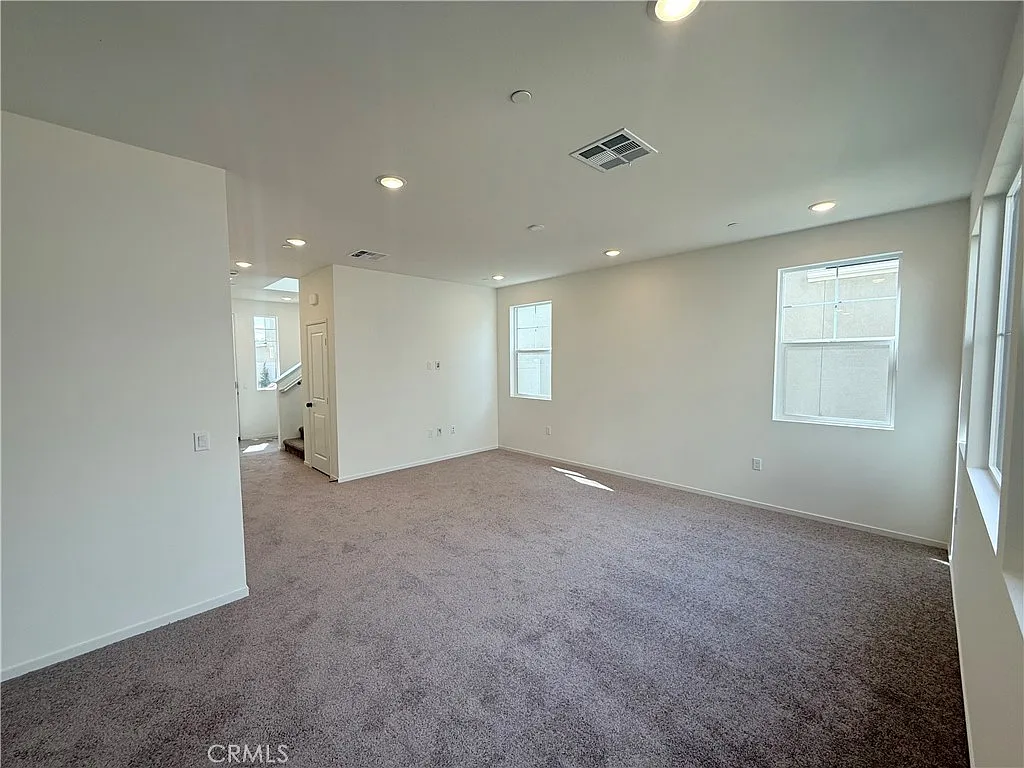 3 bed, 2.5 bath, 1889 sqft, $3,600 — Photo 3