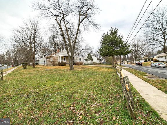 3rd image of 1501 Crawford Dr