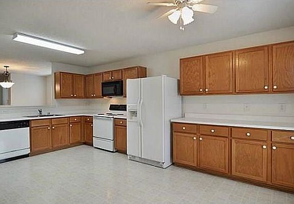 3rd image of 2208 White Oak Dr
