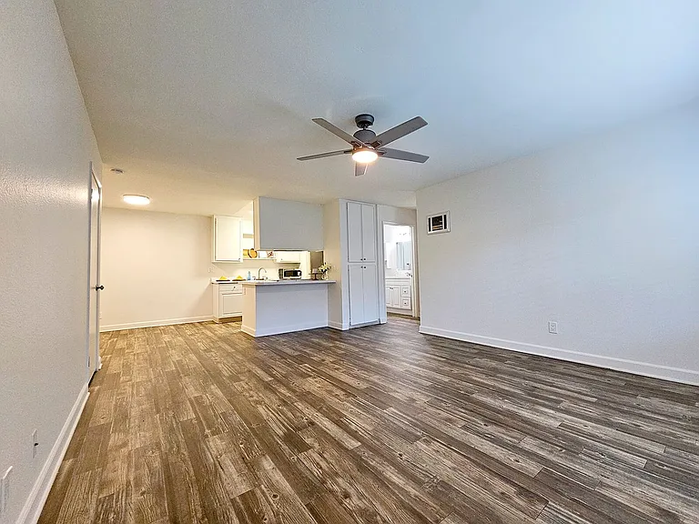 Parklane Apartments — Photo 100