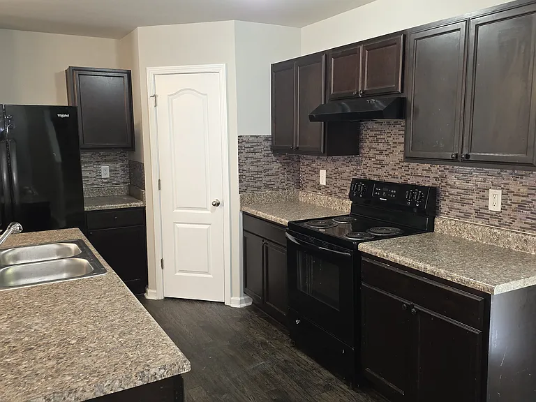 553 Old Salem Dr — Photo 8