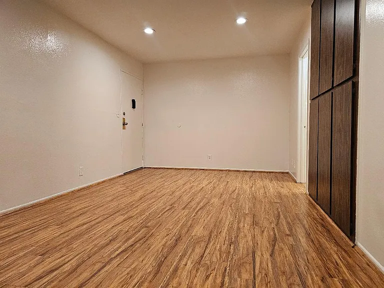 7139 Hazeltine Ave — Photo 3