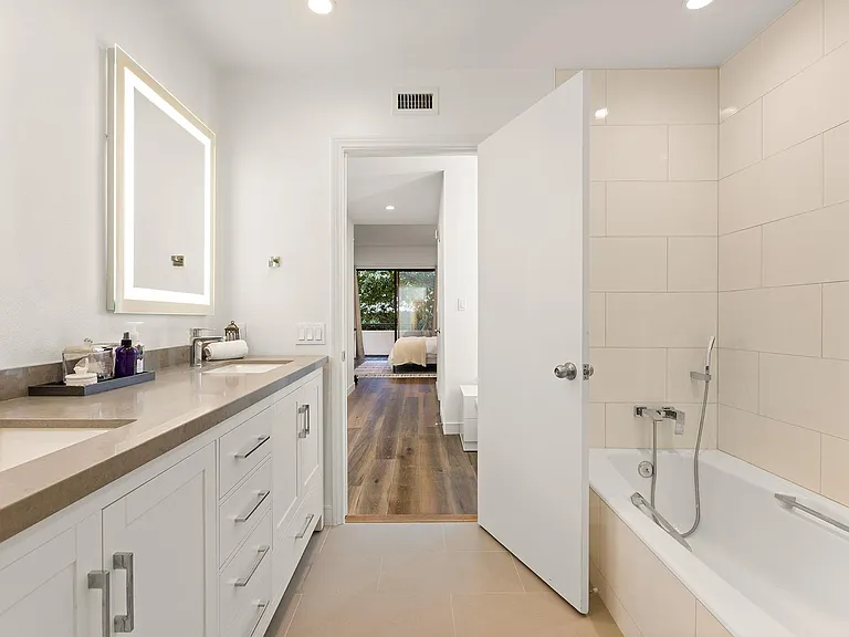 1880 Veteran Ave #105 — Photo 23