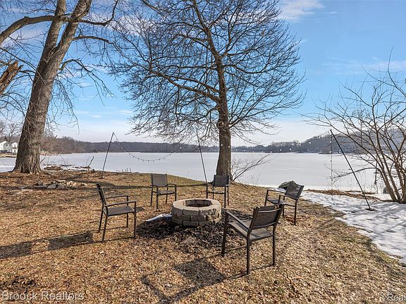 3rd image of 2940 Steeple Hill Rd