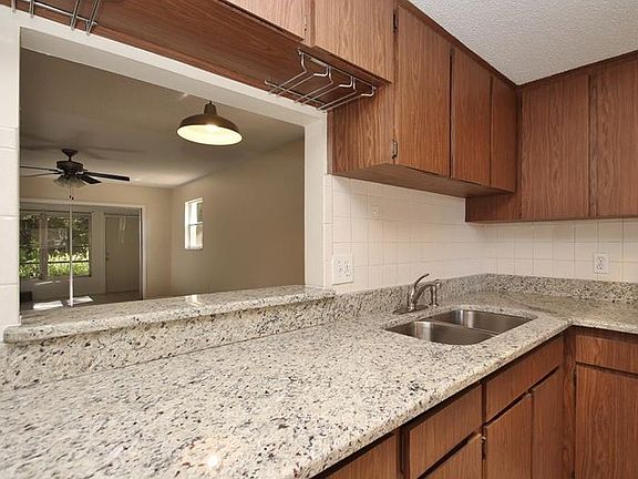 3rd image of 1034 De Soto Dr