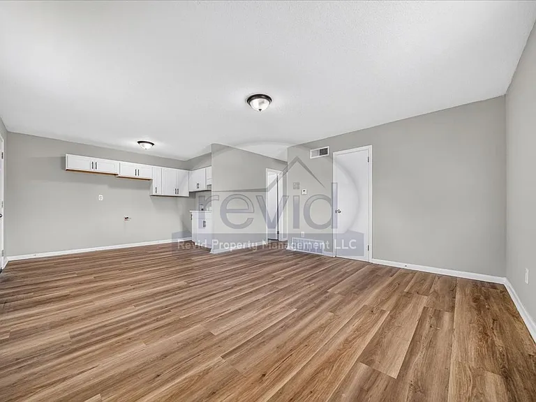 708 Hastings — Photo 31