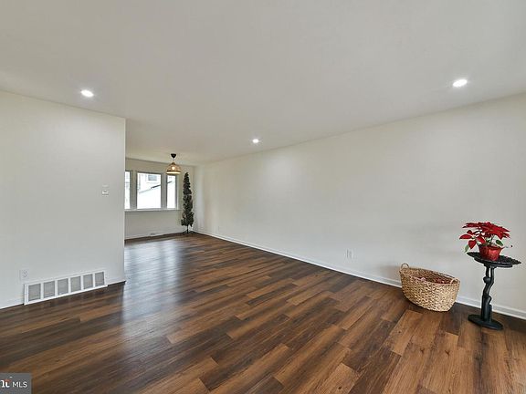 4th image of 212 E Franklin Ave