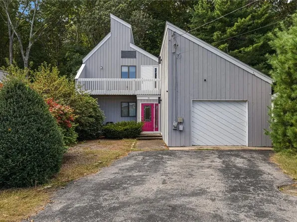 51 Overlook Dr, Warwick, RI 02818