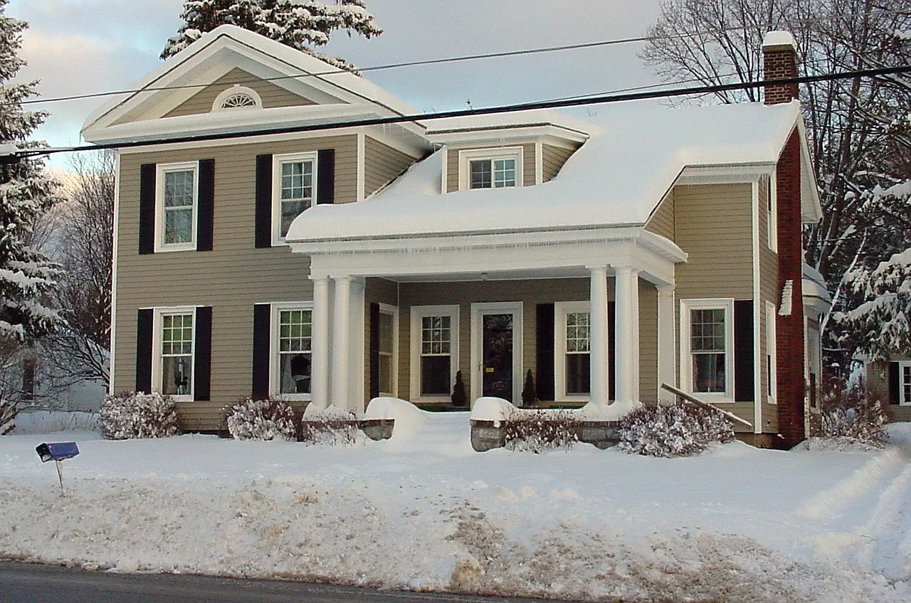 6134 N Main St photo 1