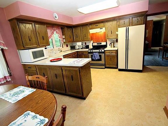 SPACIOUS KITCHEN