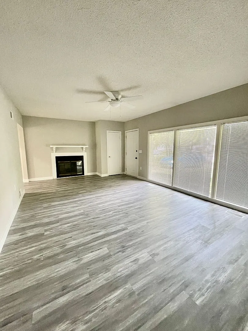 Crisp, Gorgeous, 3 Bed Home with Large Garage — Photo 1