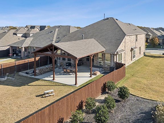 2nd image of 1353 Lake Grove Dr