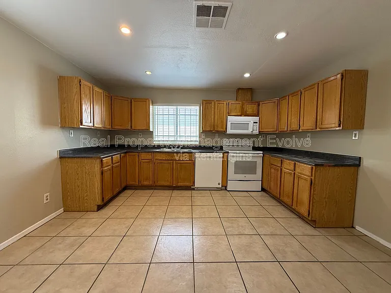 2950 E Mobile Ln — Photo 6
