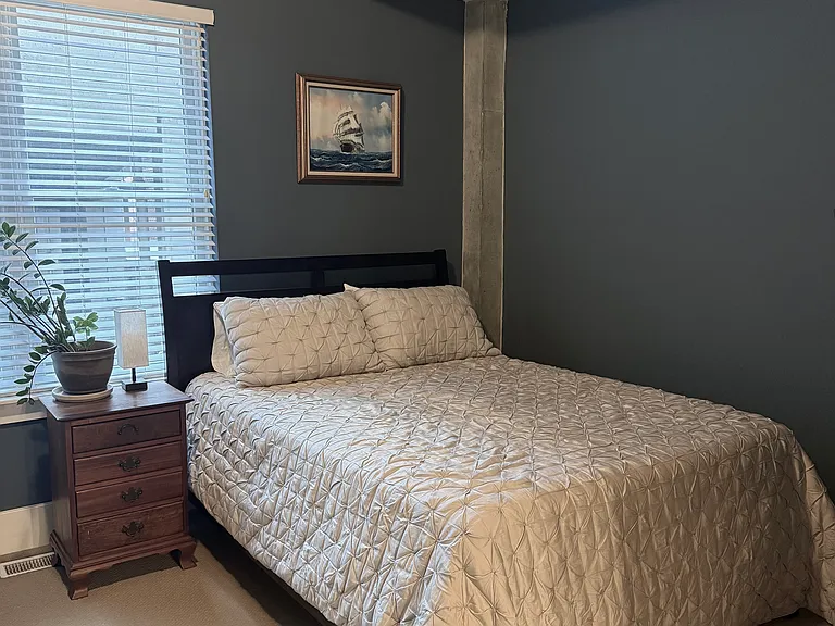 2nd bedroom with Queen sized bed