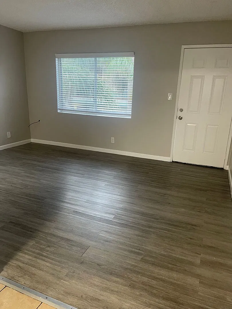 1167 Daisy Ave — Photo 2