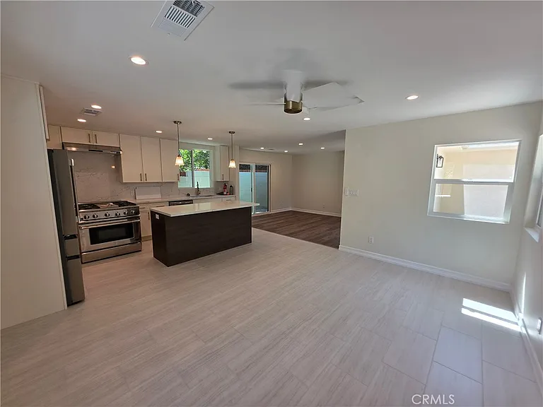 10849 N Swinton Ave — Photo 4