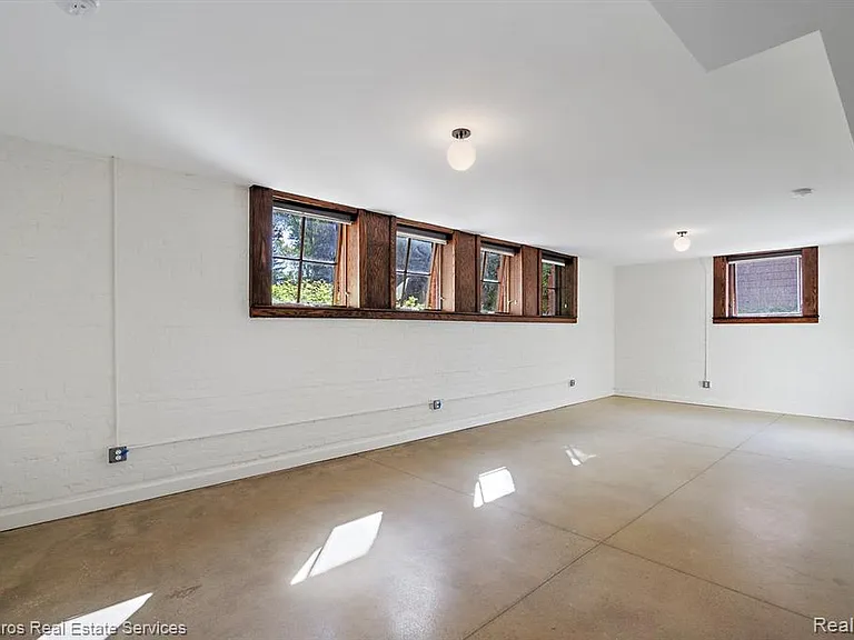 389 Saint Clair St #101 — Photo 6