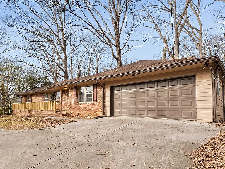 388 Tall Oaks Dr NE — Photo 2