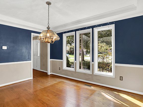 5th image of 305 Gloucester Ct