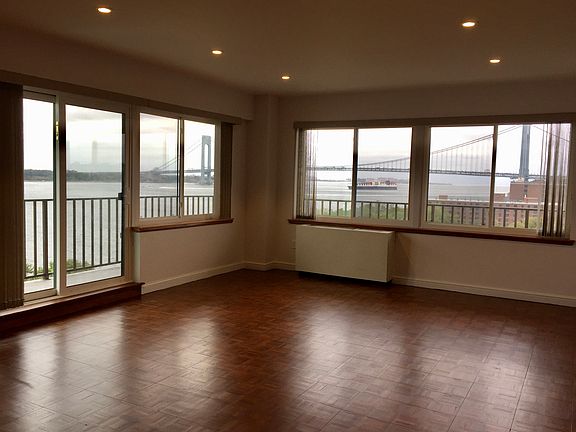 Sunny spacious lining room with great views
