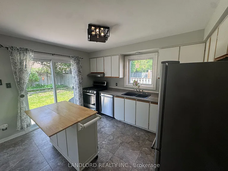833 Laurier Ave — Photo 11