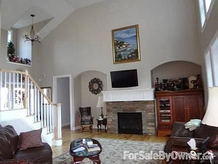 Living Area : Two tier windows with vaulted ceiling