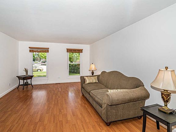 3rd image of 23W412 Woodcrest Ct W