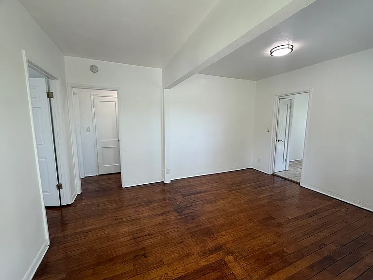 512 NE 68th St #UPSTAIR — Photo 3