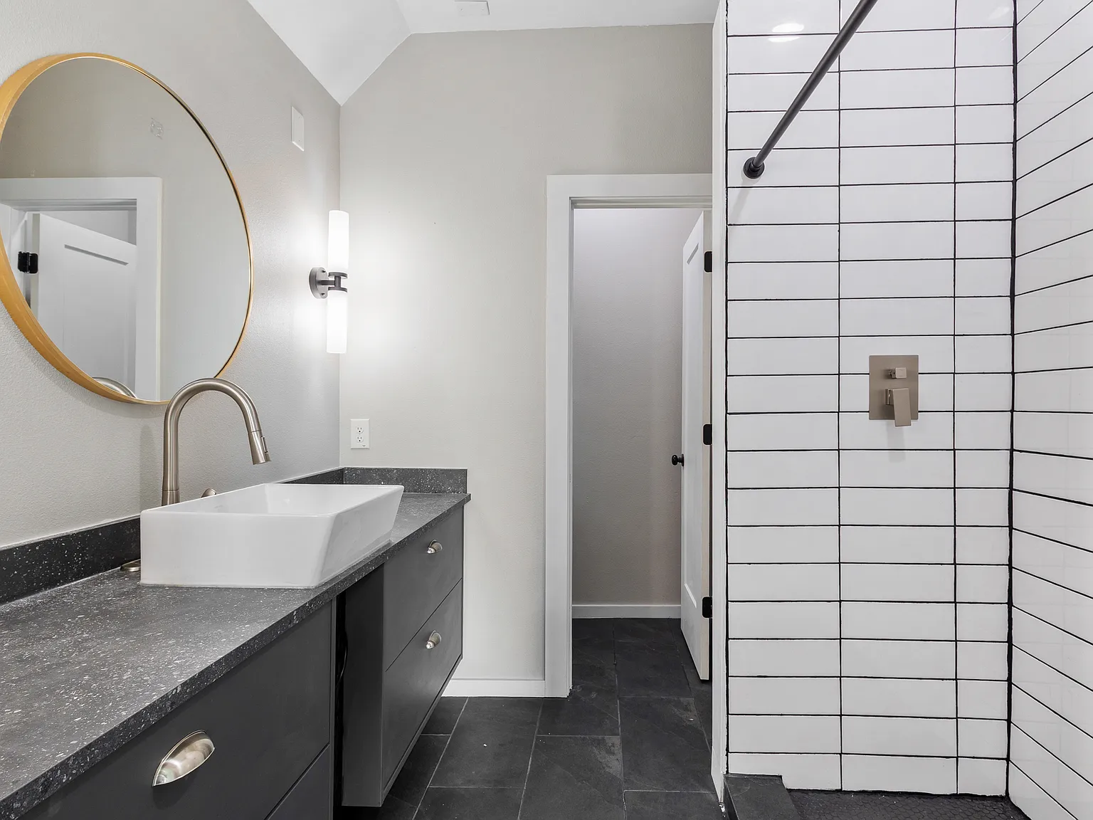 2 bed, 1350 sqft, $2,200 — Photo 3