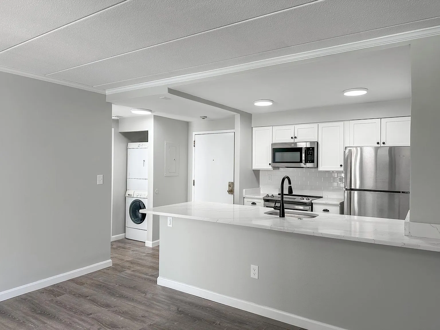 2 bed, 700 sqft, $4,100 — Photo 1
