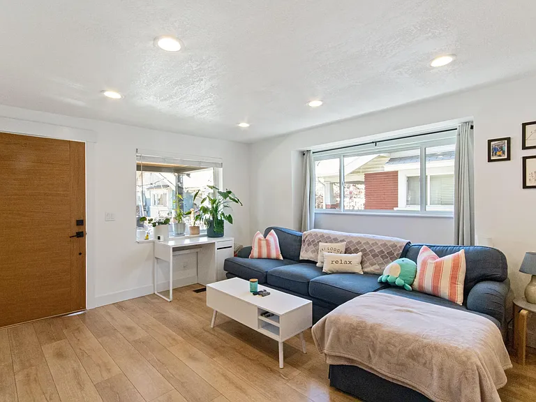 366 E Logan Ave — Photo 7
