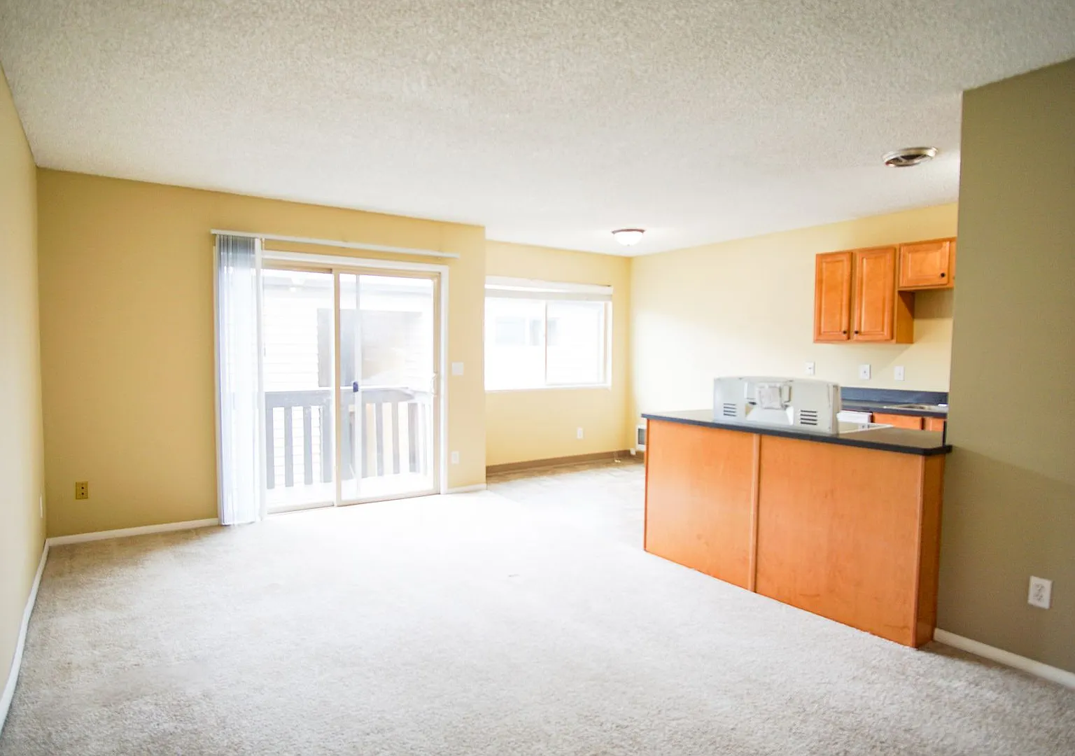 Top Floor 2 Bedroom with Balcony + Parking! — Photo 2