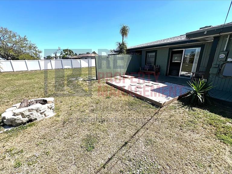 563 Parkview Dr — Photo 15