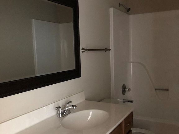 Holloway 11 Full bath (2)