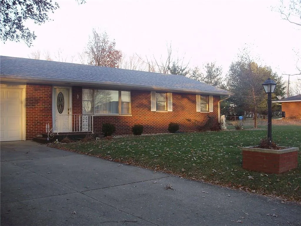 2304 Lilac Dr photo 1