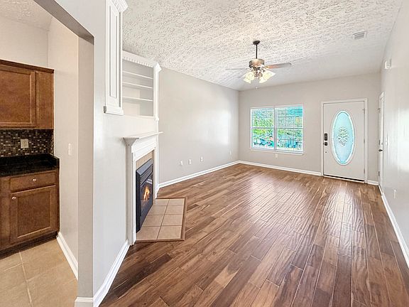 3rd image of 2490 Lakeview Dr