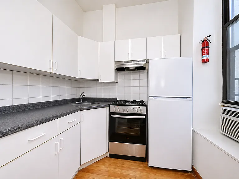 329 E 9th St #3 — Photo 4