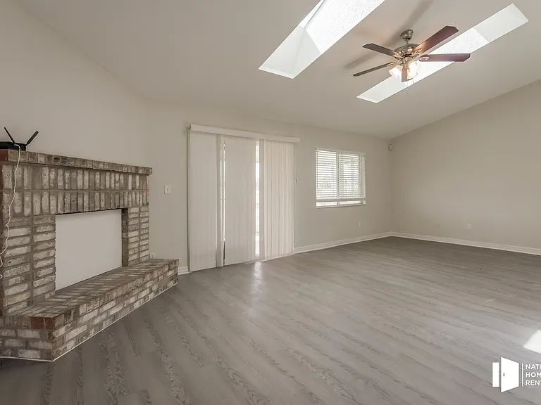 1081 Gary Dr — Photo 4