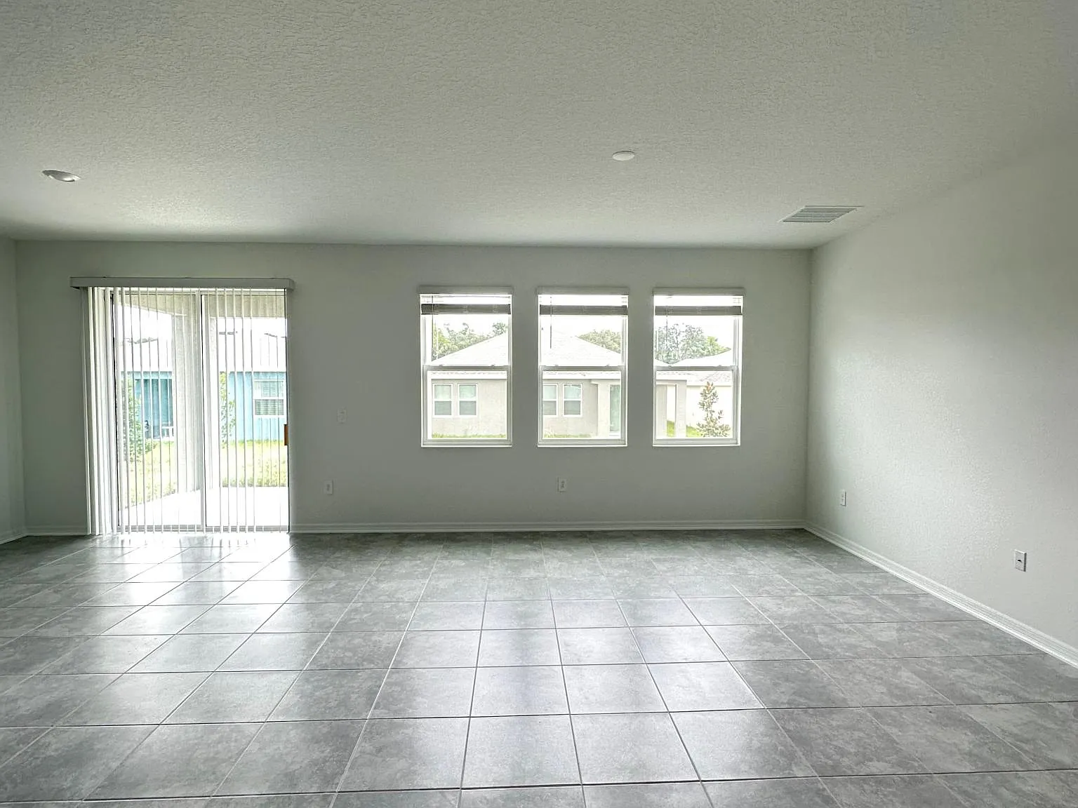 4 bed, 1853 sqft, $2,300 — Photo 3