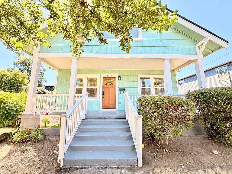 5319 NE 16th Ave — Photo 2
