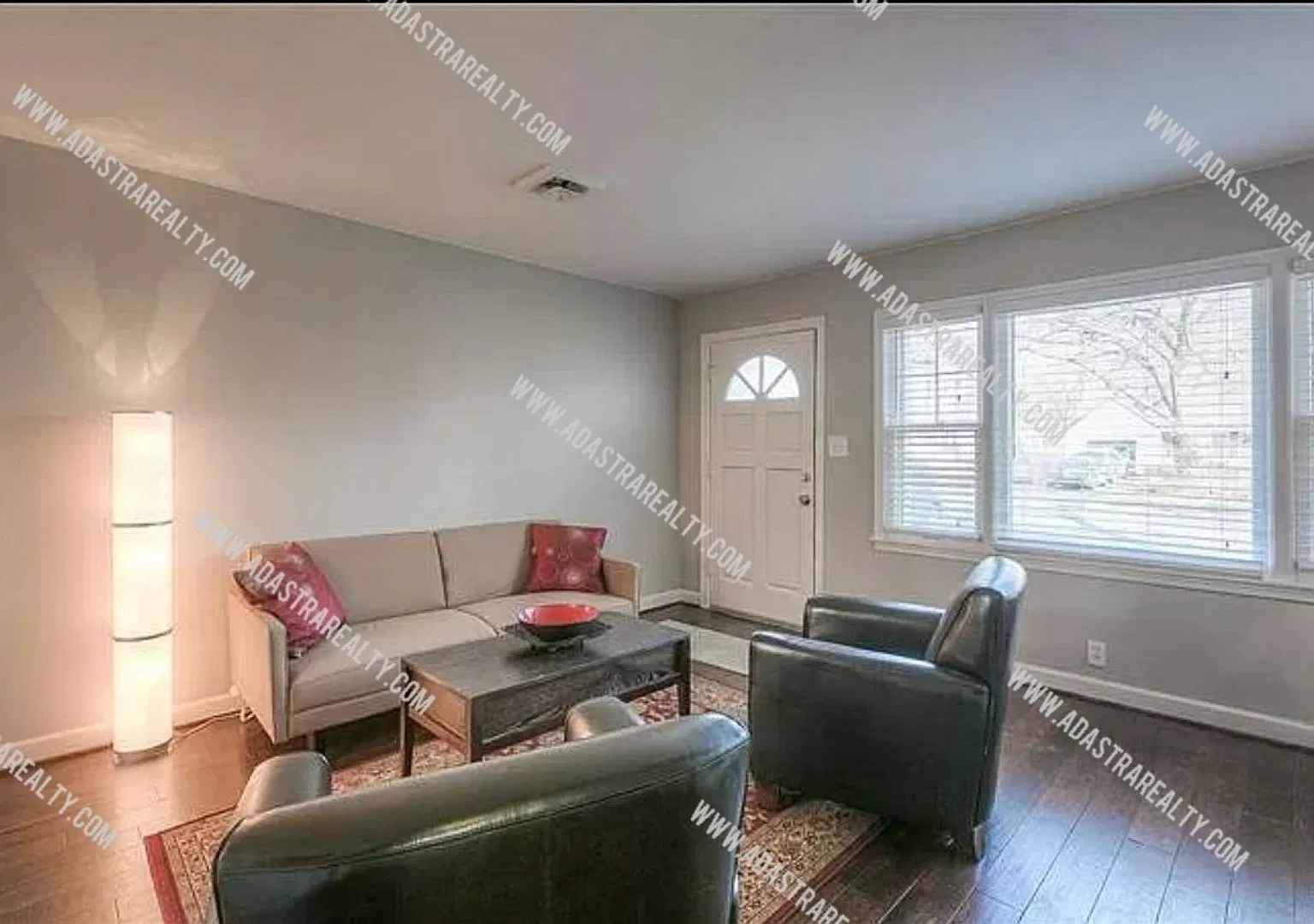 Beautiful Roeland Park Ranch-Available NOW!! — Photo 3