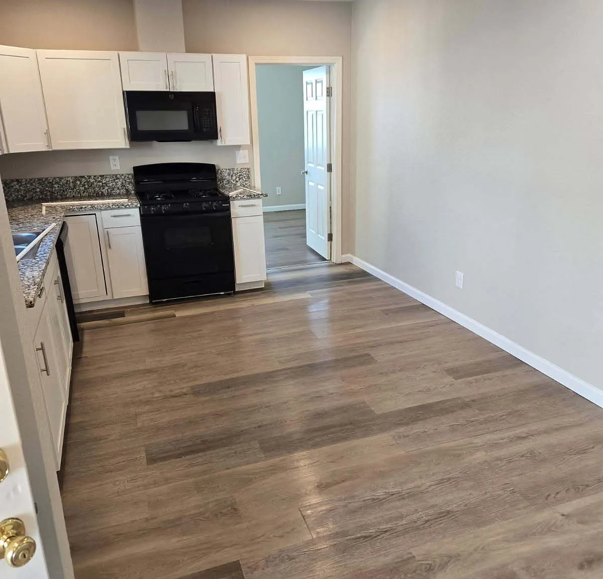 5 bed, 2.0 bath, 1800 sqft, $2,095 — Photo 4