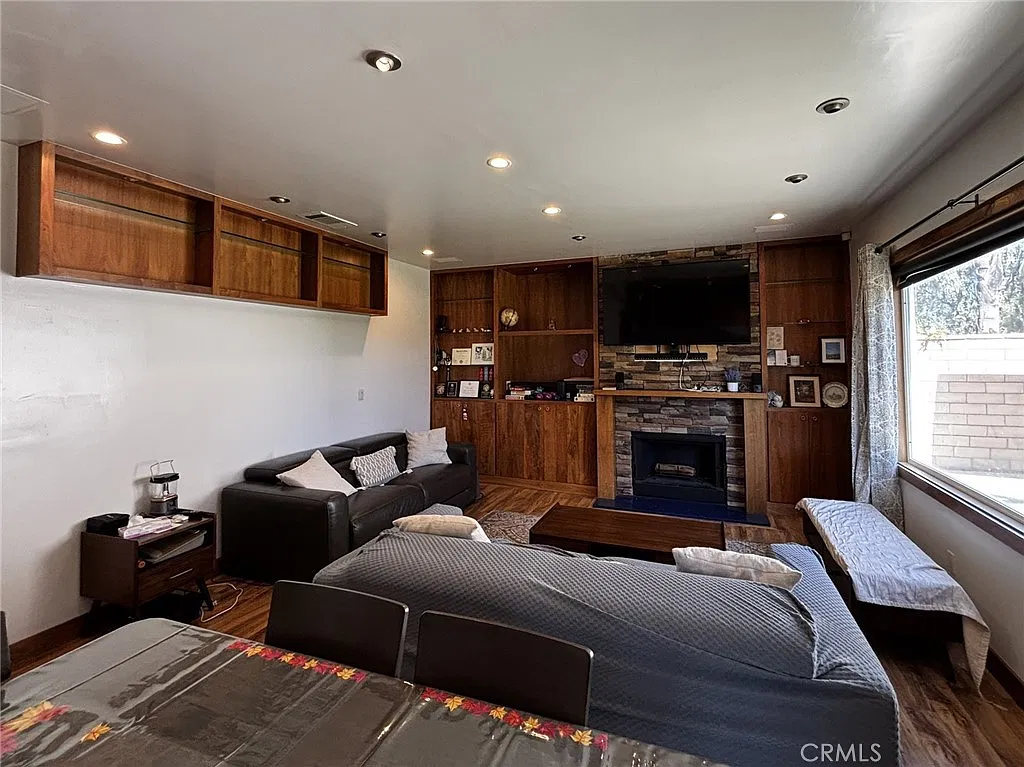 6 bed, 2925 sqft, $4,400 — Photo 3
