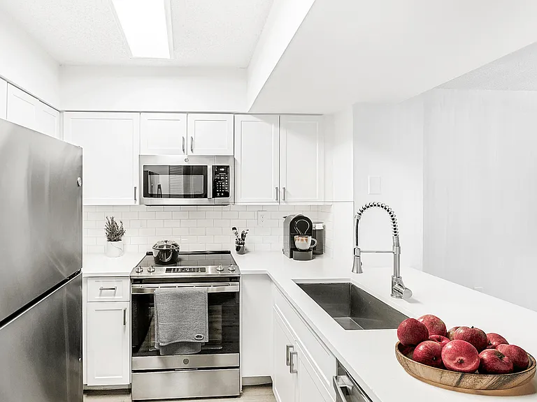 Sheridan Ocean Club Apartments — Photo 38