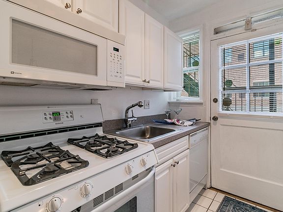 4th image of 827 Westwood Dr APT 2W