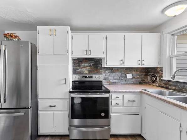 361 Newhouse St, Springfield, MA 01118