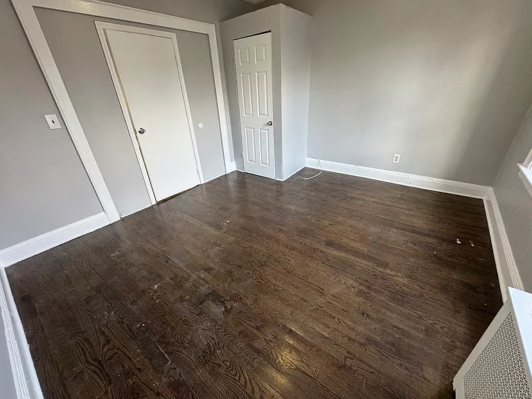 417 Leslie St #2R — Photo 4