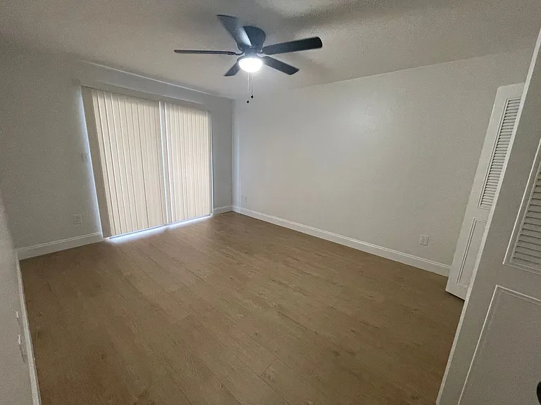 2 Bedroom/1 Bathroom Move-in Ready Townhome w\ 1 Month Free Rent!! — Photo 17