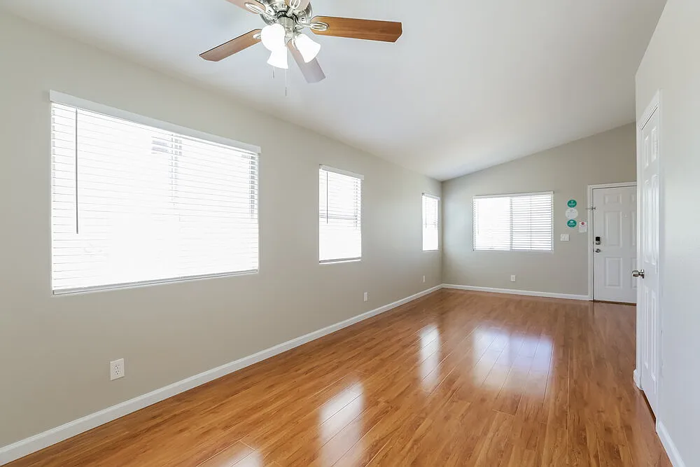3 bed, 2.0 bath, 1386 sqft, $2,055 — Photo 4